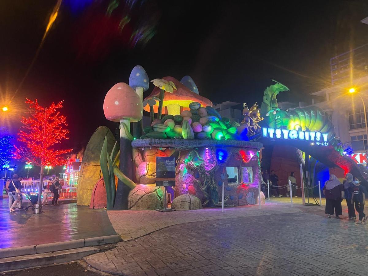 Pangsapuri I-city Holidays Biggest Swimming Pools, Astro *